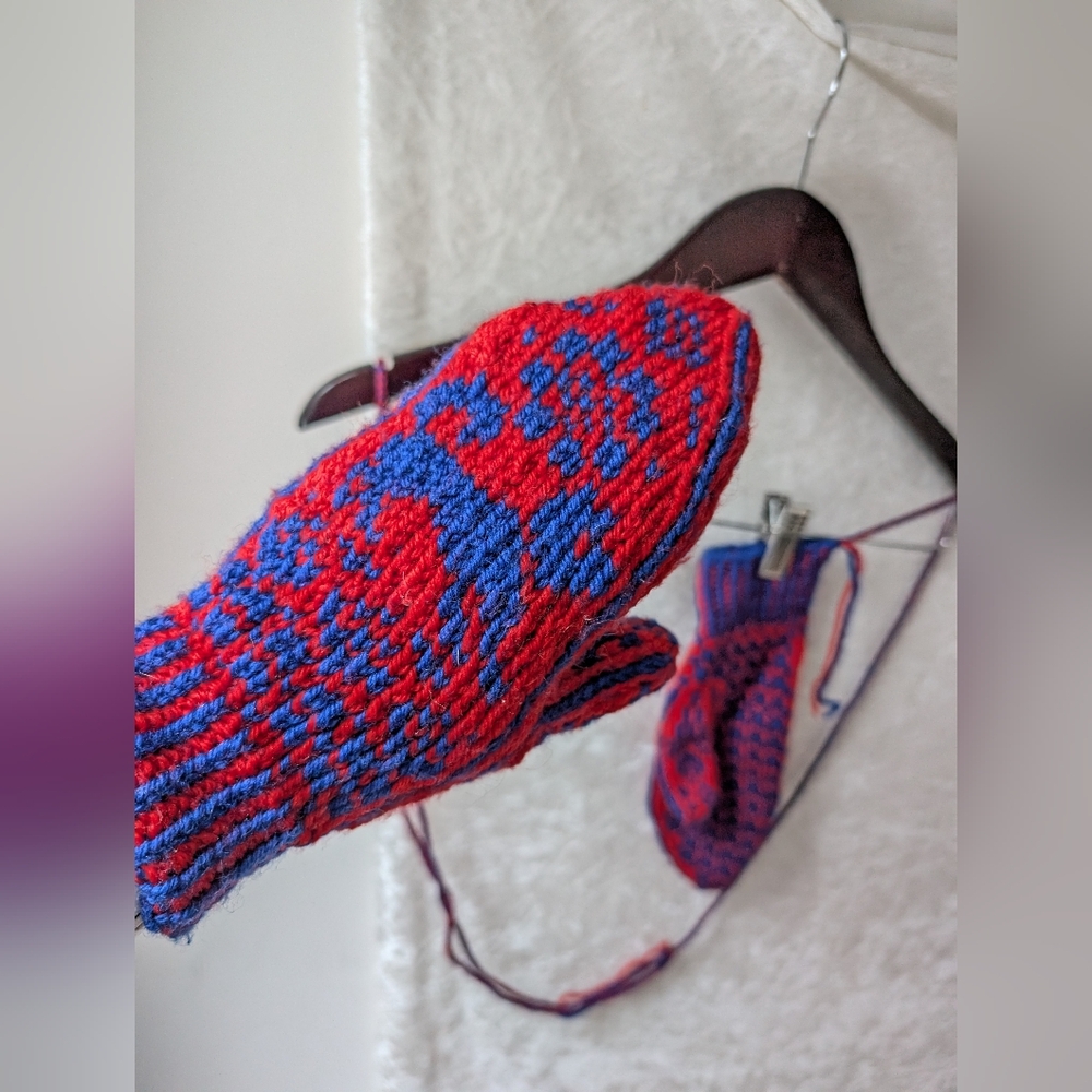 Handmade Yarn Cotton Mittens Husky Sled Dog Alaskan Medium Norwegian